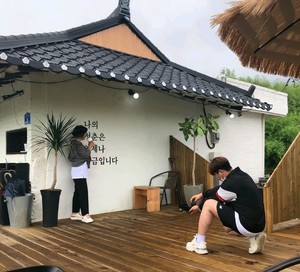 어머니와 즐거운 시간을 보내고 있는 김 군의 모습.