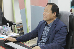 내포신도시에 위치한 천년행정사사무실에서 만난 노완호 대표의 모습.