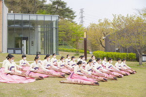 홍성여중 학생들이 1학생 1전통악기 교육 일환으로 진행되는 가야금 동아리 활동을 하고 있다.