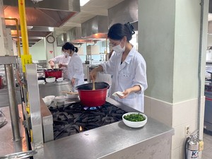 청운대 식품영양학과 학생들은 어르신들을 위한 죽을 정성스럽게 조리했다.