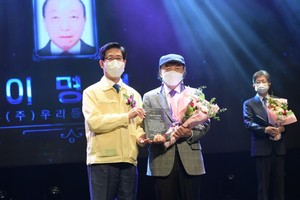 이명범 민주평화통일자문회 예산군협의회장 수상 기념촬영.(왼쪽부터 양승조 충남도지사, 이명범 협의회장)