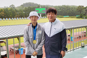 왼쪽부터 전국체전 여고부 개인전 금메달을 획득한&nbsp;홍성여고 한솔 선수와 공준식 감독.