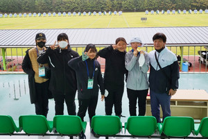 전국체전에 함께 참가한 홍성여자고등학교 양궁부 학생들과 코치진.