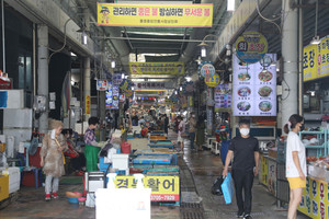 통영중앙시장의 내부 전경.