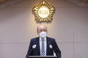 18일 오전, ‘제281회 홍성군의회 임시회’를 진행하는 윤용관 의장.