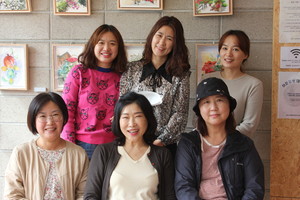 이번 전시에 참여한 최미옥 작가(앞줄 중앙)와 미술 동아리 ‘색동’ 회원들.
