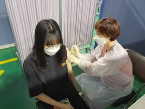홍성군예방접종센터에서 백신을 접종받고 있는 청소년의 모습.
