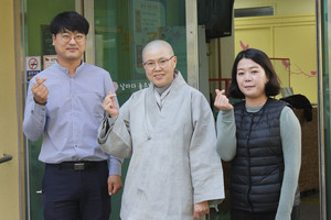 왼쪽부터 한태형 과장, 육통스님, 황아름 팀장.