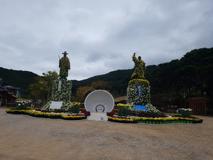 예산장터 삼국축제 내포보부상촌 국화전시 준비 모습.