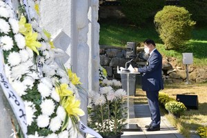 추도사를 낭독하고 있는 김석환 군수.