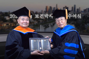 함기선 한서대 총장을 대신해 그의 부친인 LA 한인타운의 산파 김진형 회장(사진 오른쪽)이 김국현 총장(사진 왼쪽)에게 명예박사학위를 전달하고 있다.