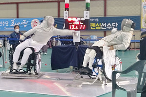 금메달을 획득한 휠체어펜싱 이태권 선수(사진 왼쪽).