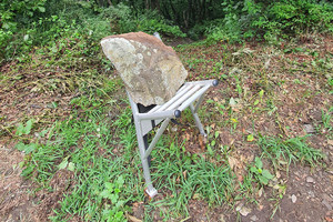 돌탑에 쓰인 돌과 지게 모습.