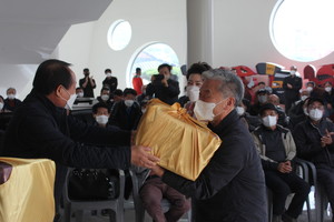 동기인 김재수 고문(17회)에게 선물을 전달 받고 있는 장사익 동문(17회).
