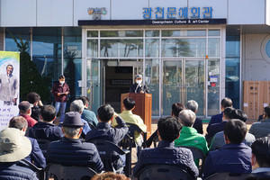 광천중학교 총동문회&nbsp;편기범 고문이 이번 행사 취지와 준비과정, 행사 계획 등을 안내하고 있다.&nbsp;