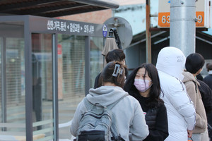 지난 8일 준공된 홍성읍 방면 갈산교앞 정류소에서 환하게 웃고 있는 갈산고등학교 학생.