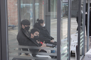 시설이 조성된 버스정류장에 앉아있는 갈산고등학교 학생들.