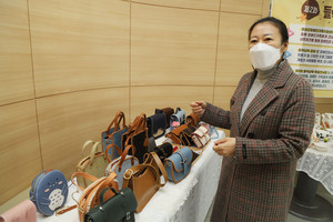 지난달 26일 들락날락 작품전시회와 장애인들의 작품을 설명하는 진유순 센터장의 모습.