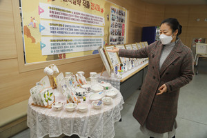 지난달 26일 들락날락 작품전시회와 장애인들의 작품을 설명하는 진유순 센터장의 모습.