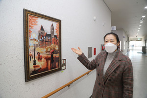 지난달 26일 들락날락 작품전시회와 장애인들의 작품을 설명하는 진유순 센터장의 모습.