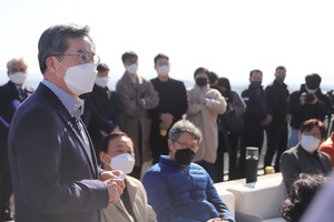 지난달 26일 김동연 전 경제부총리는 홍성 소재 카페에서 지지자들과 만나 지지를 호소했다.