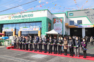 지난달 29일 개최된&nbsp;구항농협 남부지점의 개점을 축하 리본 커팅식 모습.