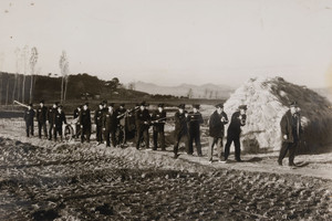 화재진압 훈련을 위해 밧줄을 이용해 완용펌프를 끌고 리어카에 장비를 싣고 이동하는 1960년대 의용소방대원들(예산군 추정).