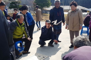 주민들이 함께 어울리고 있는 모습.