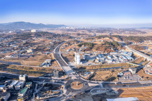 약 5분 만에 홍성역에서 내포신도시를 잇는 도시첨단산단 진입도로가 오는 15일 개통을 앞두고 있다.