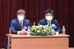 회장 이취임식 행사를 앞두고 자리한 조수정 이임회장(왼쪽)과 김영환 취임회장(오른쪽).