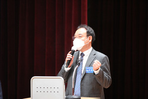 회장 이취임식 행사 사회를 맡은 우석제 이임 사무국장이 개회를 알리고 있다.