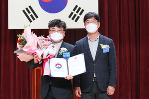 2022년도 홍주청소년선도회를 이끌어 갈 김영환 취임회장(왼쪽)에게 제18대 노운규 역대위원장이 임명장을 전달했다.