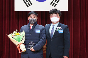 김영환 취임회장(오른쪽)이 신입회원에게 회원패를 전달했다.