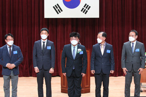 2022년도 집행부가 청중들에게 인사하는 모습.