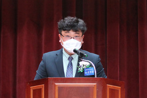 제27대 김영환 취임회장이 취임사를 통해 이임 집행부의 노고에 감사를 표하고, 앞으로의 포부를 전하고 있다.