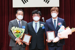 김영환 취임회장(가운데)이 우석제 이임 사무국장(왼쪽)과 조수정 이임회장(오른쪽)에게 재직기념패를 전달했다.