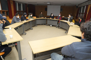 ‘영농폐비닐 자원화 인력지원 시범사업’의 평가회 모습.