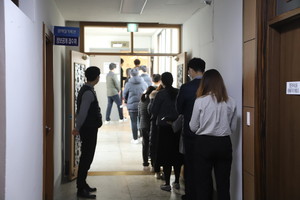 23일 군청 대강당에서는 전 군청 직원들을 대상으로 한 PCR 검사가 실시됐다.