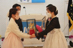 원명재 이임회장 부부에게 재직기념패를 전달하는 이정윤 취임회장 부부.
