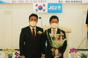 왼쪽부터 이정윤 취임회장과 원명재 이임회장.