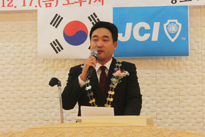 이정윤 취임회장이 취임사를 하고 있는 모습.