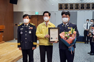 김영환 홍성읍남성의용소방대장(사진 오른쪽)이 양승조 충남도지사에게 임명장을 받은 후 기념사진을 촬영했다.