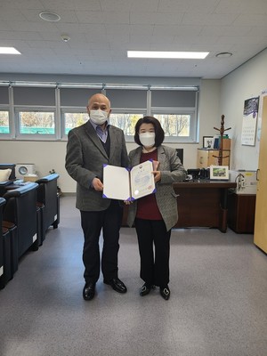 대리 수여한 백종헌 대전보호관찰소 홍성지소장(왼쪽)과 강미경 교수.