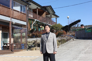 지난 14일 덕산 산마루 펜션에서 만난 강중식 대표의 모습.