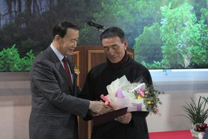 홍문표 국회의원과 국회의원 표창을 받은 전경하 제3대 회장의 모습.