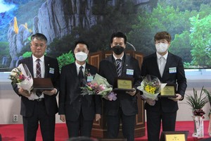 공로패 및 재직기념패 수상자들과 이환진 회장. 왼쪽부터 우광희, 이환진, 신영식, 조수정.
