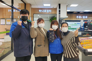 결성농협하나로마트 직원들의 모습.
