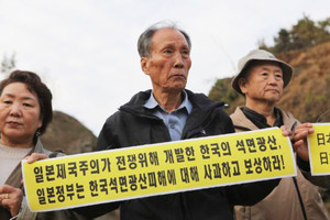 지난 2010년 10월 광천석면광산 앞에서의 정지열 대표(가운데) 모습. 그의 옆으로 센난지역석면피해시민모임 유오카 가즈요시 대표(오른쪽)와 석면피해자 재일교포 마츠시마 씨(왼쪽)가 함께하고 있다.