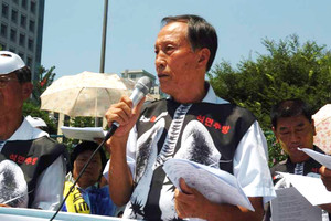 지난 2009년 7월 서울 정부종합청사 앞에서의 정지열 위원장 모습.
