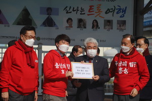 지난 11일 최승천 최승천 충남지속발전협의회장은 홍성전통시장에서 이준석 당대표에게 '2022년 대통령 선거 충남 홍성·예산 지역발전 공약 건의서‘를 전달했다.